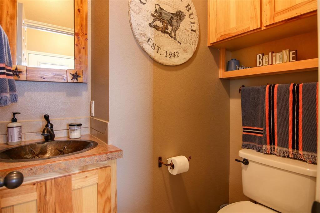 7158 Luella Road Sherman, TX 75090 - Photo 22 of 40 a bathroom with a sink and a toilet