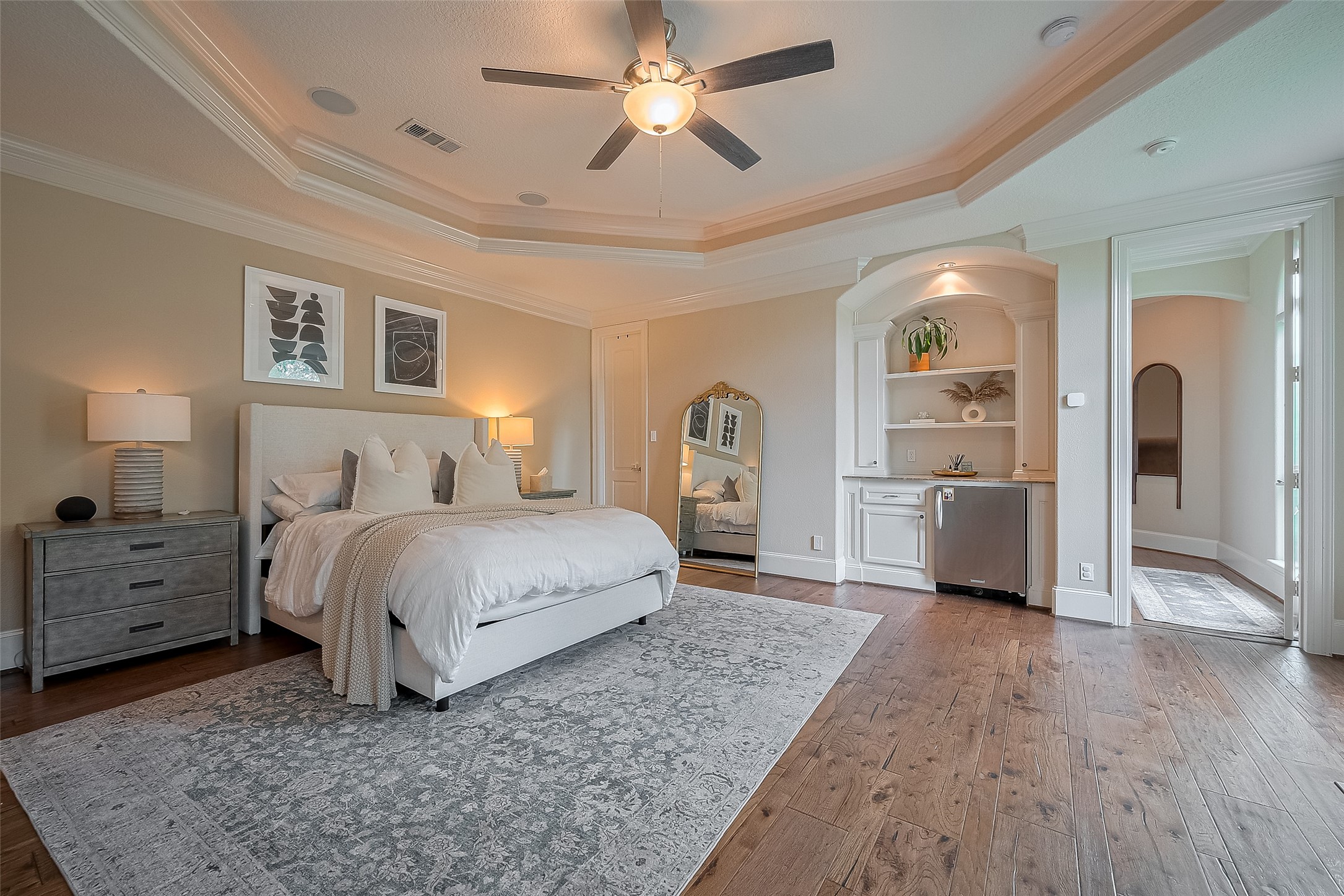 6419 Rodrigo Street Houston, TX 77007 - Photo 30 of 35 This primary bedroom has it all, including beverage fridge and perfect functional layout!
