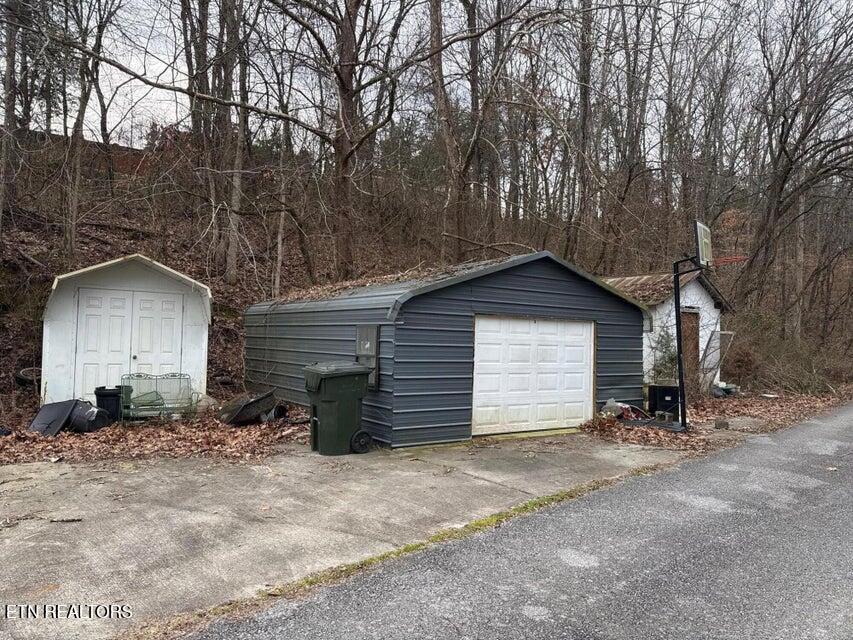 121-141 Spring Street Sevierville, TN 37862 - Photo 4 of 7 121 spr garage