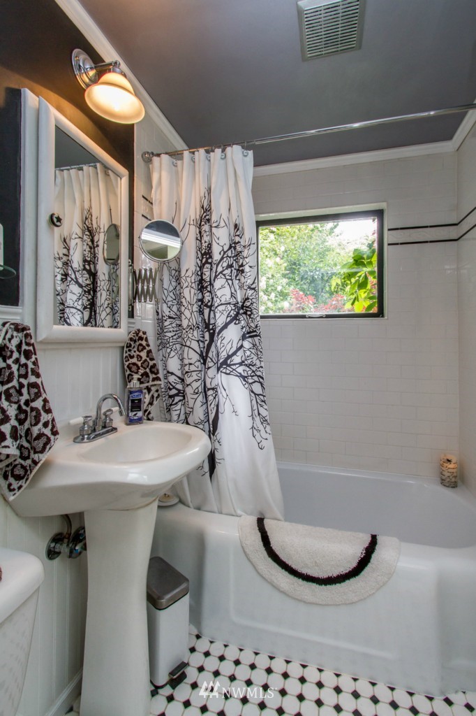 3529 Northeast 6th Street Renton, WA 98056 - Photo 12 of 22