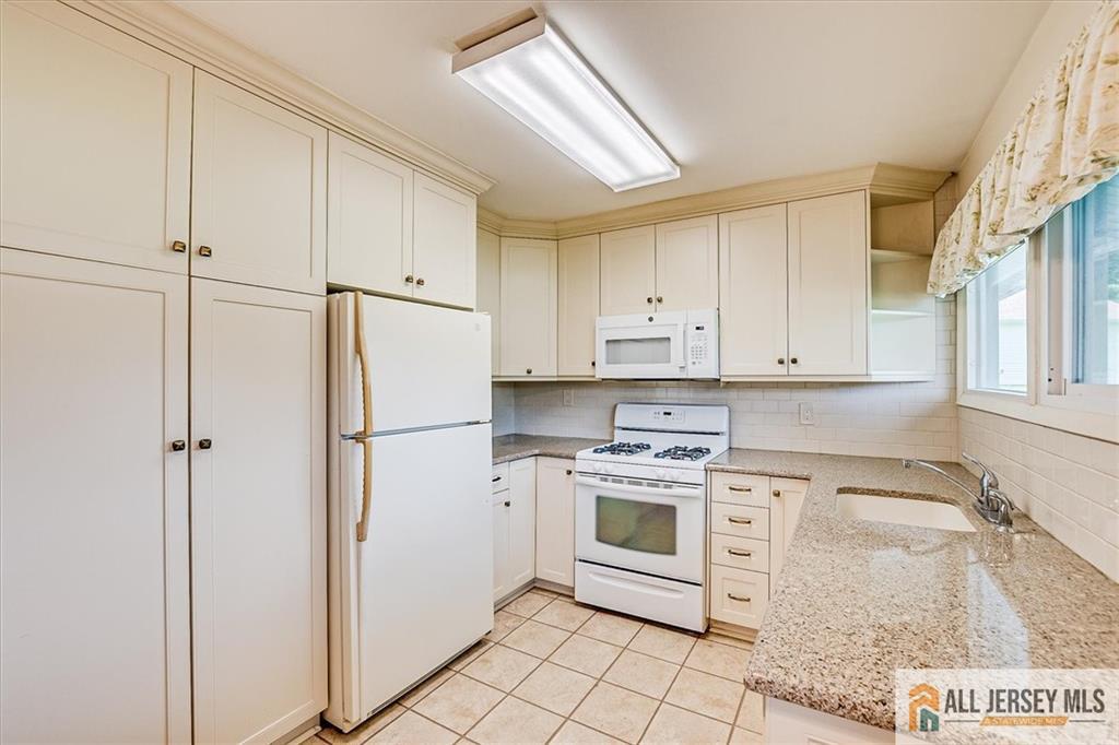 48 Kendall Road Kendall Park, NJ 08824 - Photo 3 of 25 Gallery Image 3