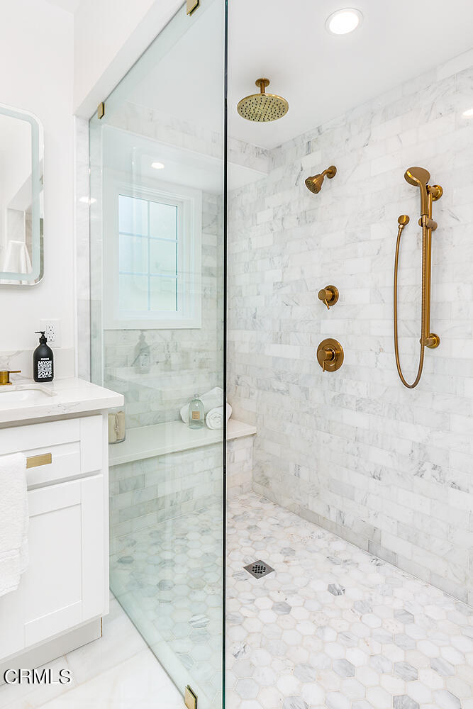 3333 Yorkshire Road Pasadena, CA 91107 - Photo 19 of 34 a bathroom with a shower