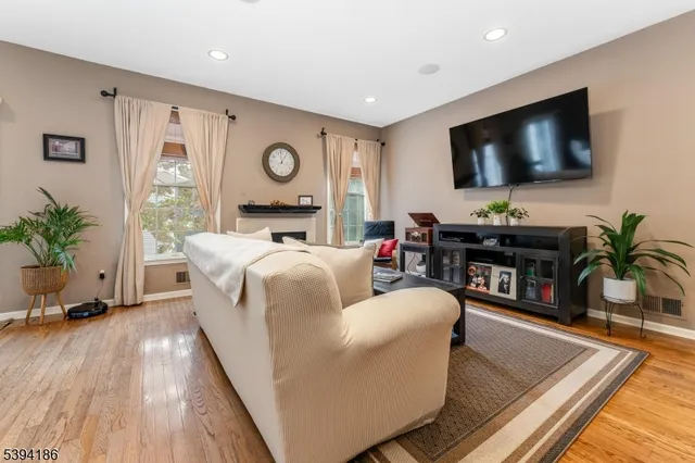 $565,000 | 18 La Costa Drive, Annandale, NJ 08801