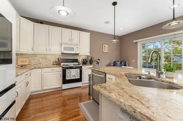 $565,000 | 18 La Costa Drive, Annandale, NJ 08801