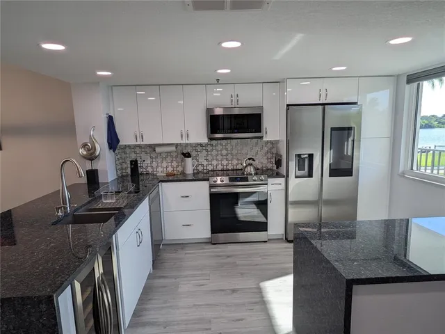 $3,900 | 19111 Vista Bay Drive, Unit 212, Indian Shores, FL 33785