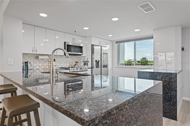 $3,900 | 19111 Vista Bay Drive, Unit 212, Indian Shores, FL 33785