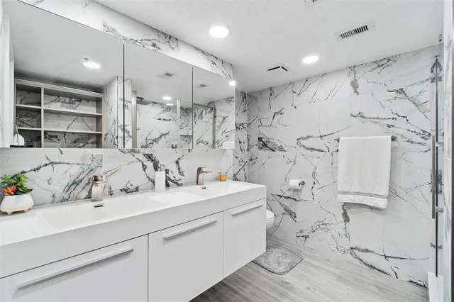 $3,900 | 19111 Vista Bay Drive, Unit 212, Indian Shores, FL 33785