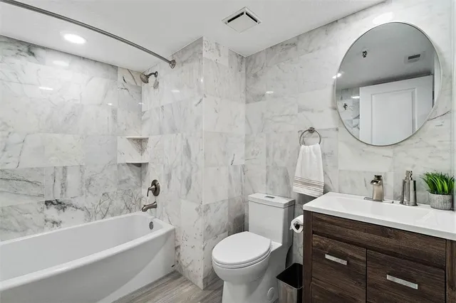 $3,900 | 19111 Vista Bay Drive, Unit 212, Indian Shores, FL 33785