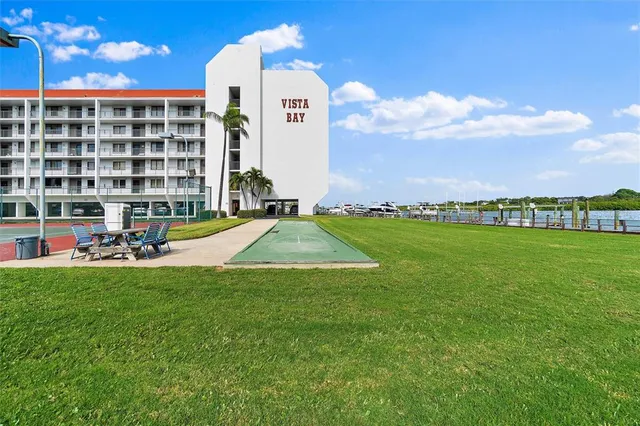 $3,900 | 19111 Vista Bay Drive, Unit 212, Indian Shores, FL 33785