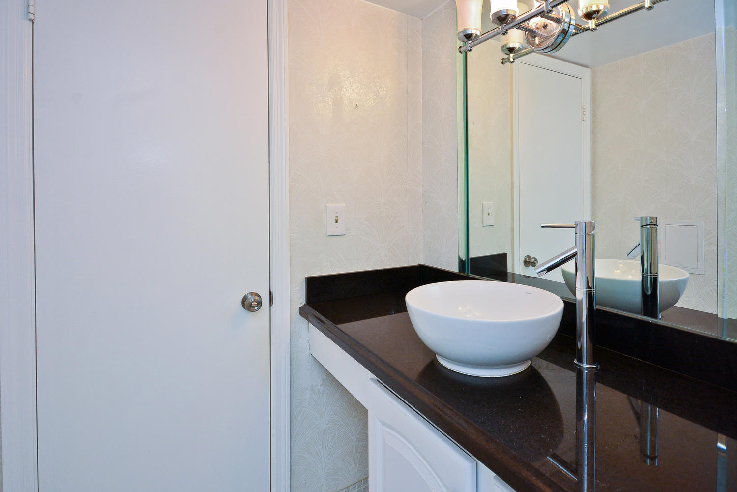 951 De Soto Road, Unit 125 Boca Raton, FL 33432 - Photo 18 of 31 Guest Bathroom