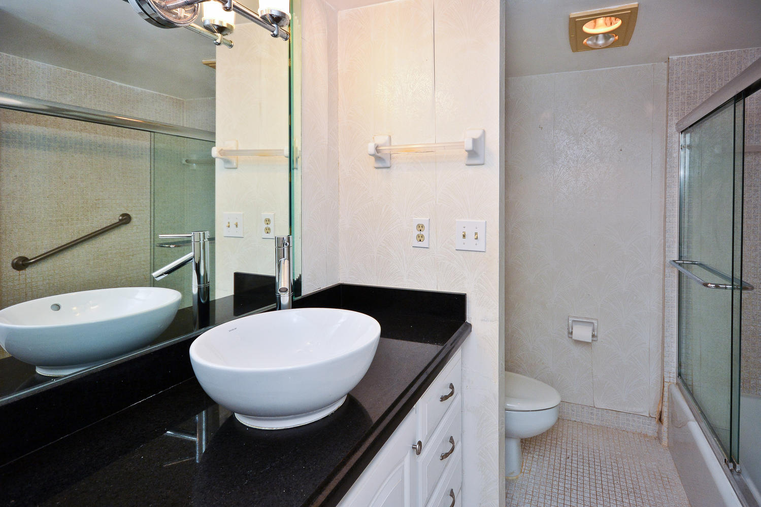 951 De Soto Road, Unit 125 Boca Raton, FL 33432 - Photo 19 of 31 Guest Bathroom