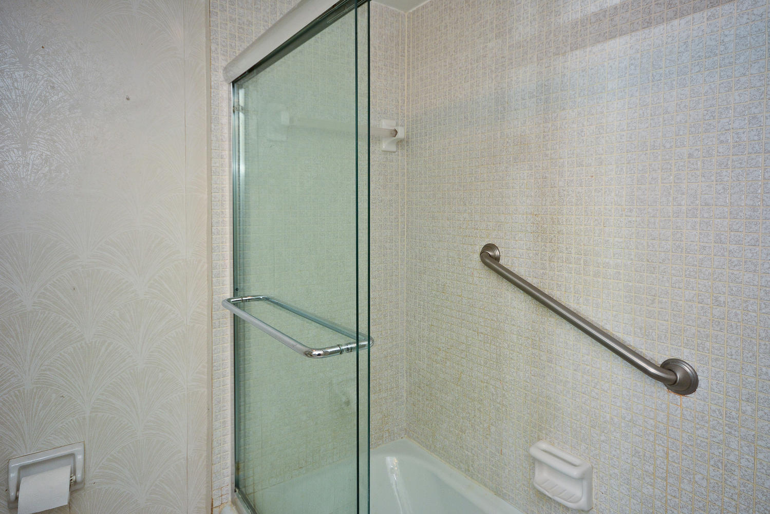 951 De Soto Road, Unit 125 Boca Raton, FL 33432 - Photo 20 of 31 Guest Bathroom