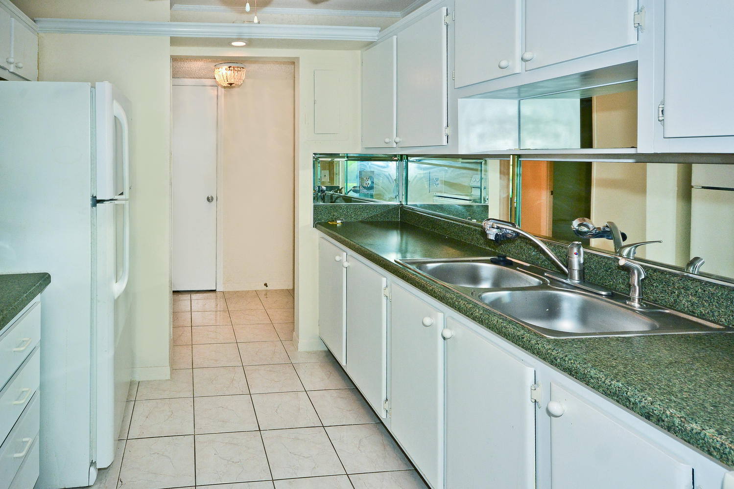 951 De Soto Road, Unit 125 Boca Raton, FL 33432 - Photo 4 of 31 Kitchen