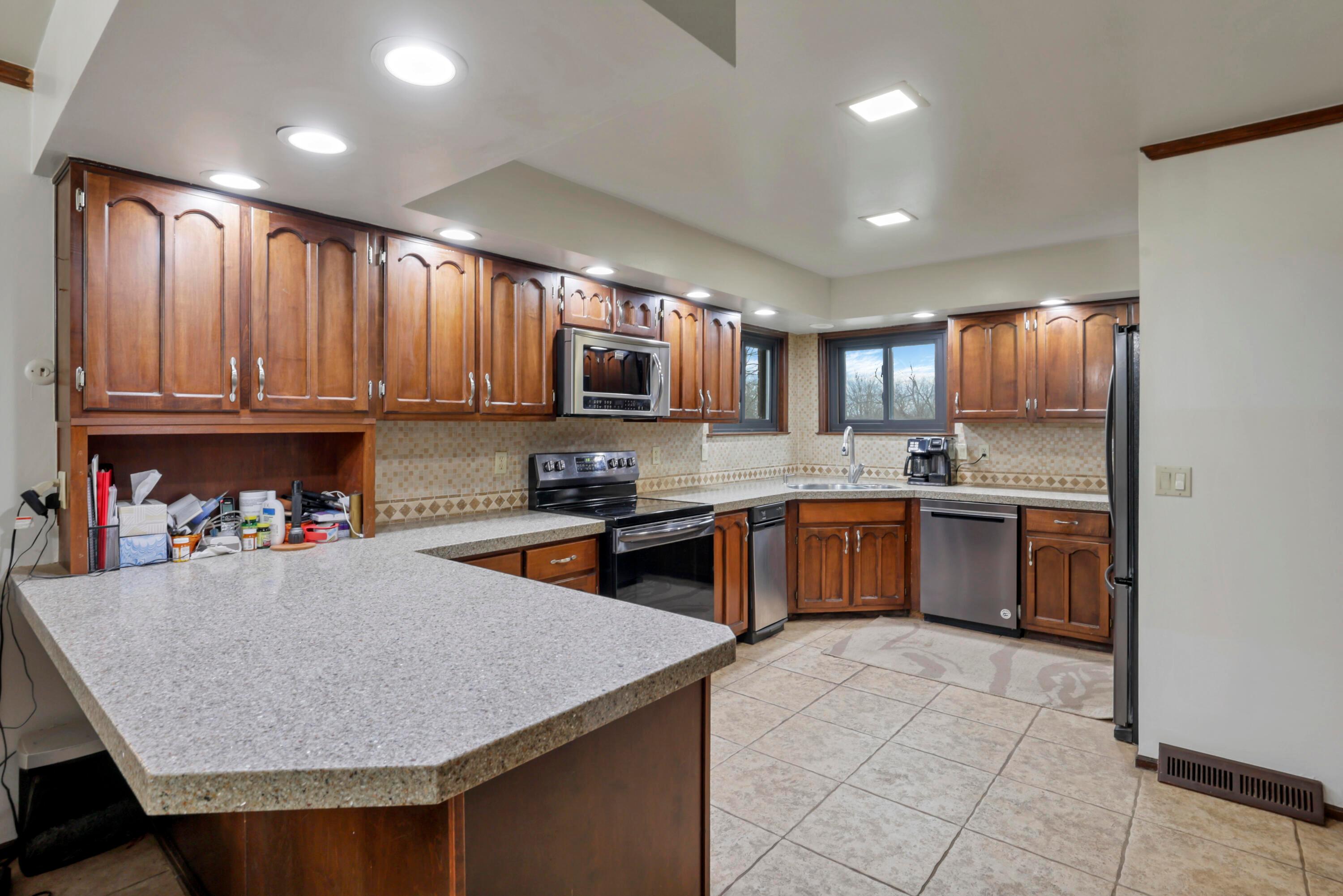 8430 Marcy Road Northwest Lancaster, OH 43130 - Photo 22 of 51 Kitchen w/Bar seating