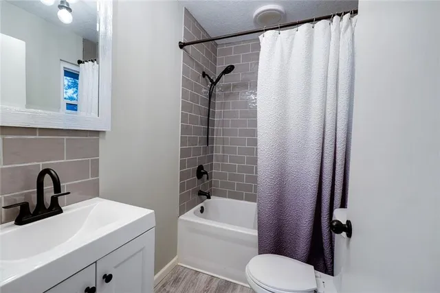 $284,900 | 2100 North York Street, Independence, MO 64058