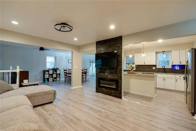 $284,900 | 2100 North York Street, Independence, MO 64058