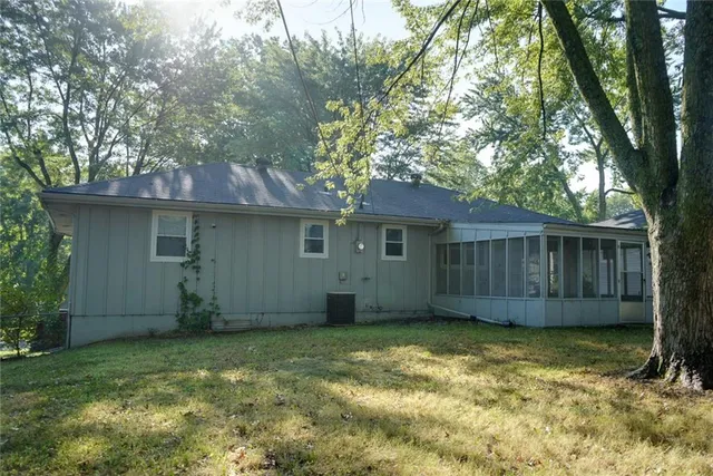 $284,900 | 2100 North York Street, Independence, MO 64058