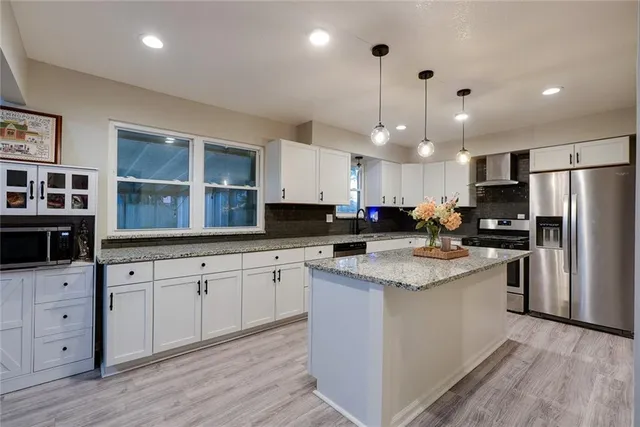 $284,900 | 2100 North York Street, Independence, MO 64058