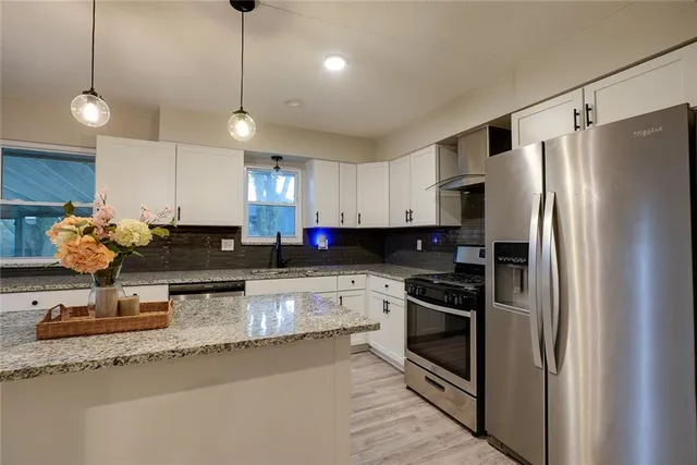 $284,900 | 2100 North York Street, Independence, MO 64058