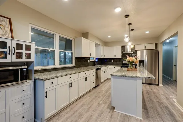 $284,900 | 2100 North York Street, Independence, MO 64058