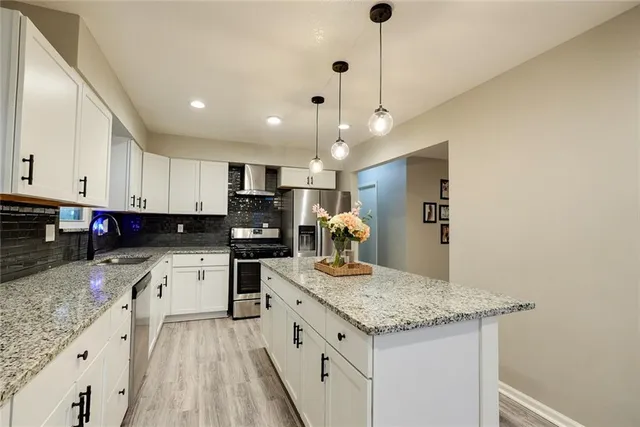 $284,900 | 2100 North York Street, Independence, MO 64058