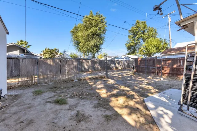 a view of a backyard