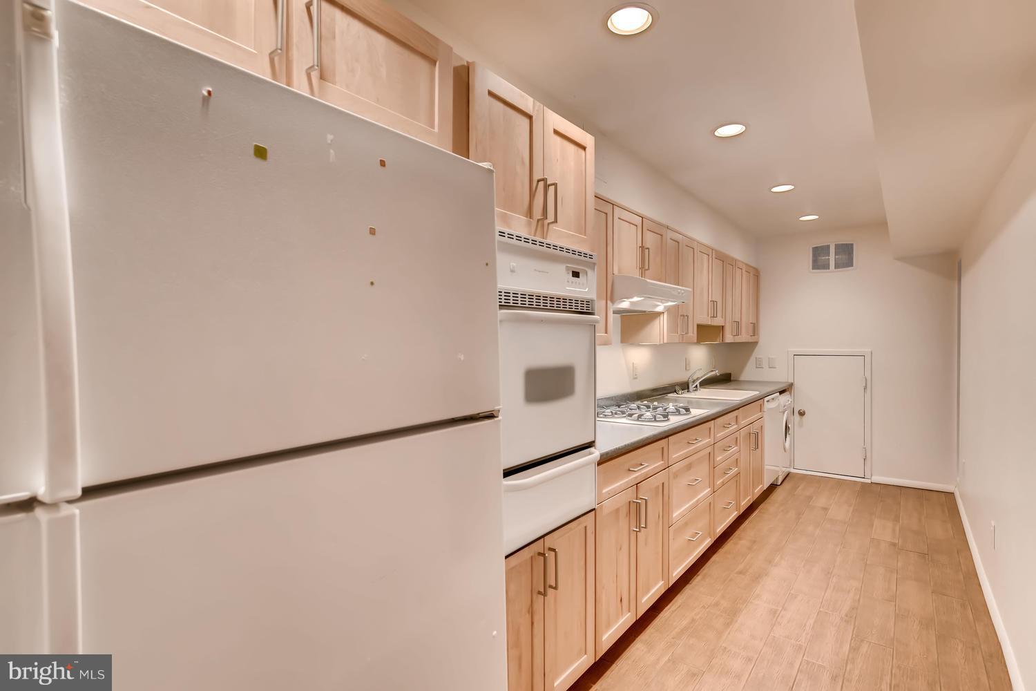 521 Epsom Road, Unit TB Baltimore, MD 21286 - Photo 5 of 11 Wall oven and gas cook top!