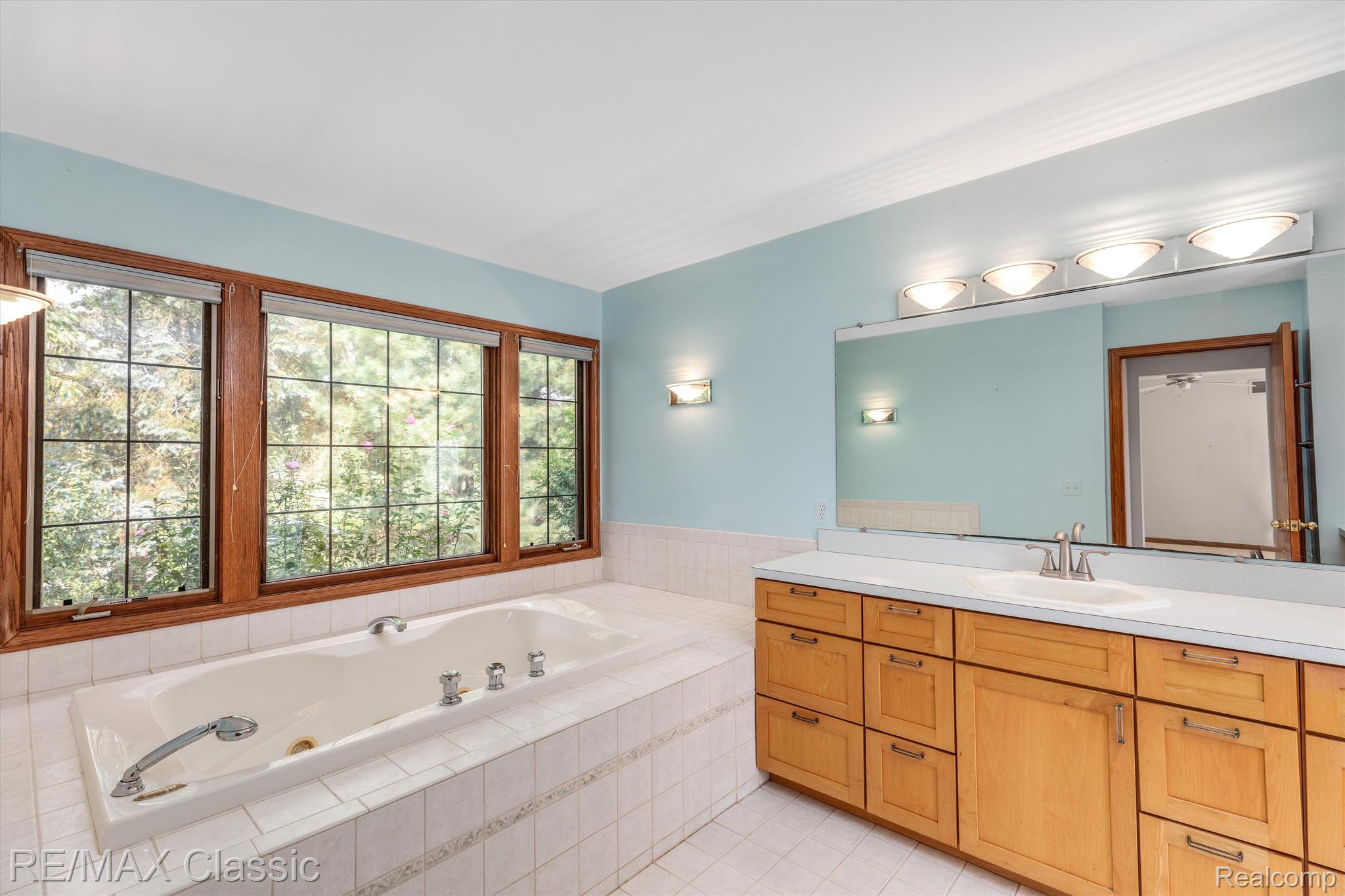 25490 Wixom Road Novi, MI 48374 - Photo 26 of 54 Primary Bath w/Jetted Tub