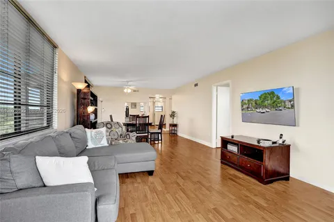 $240,000 | 901 Colony Point Circle, Unit 501, Pembroke Pines, FL 33026