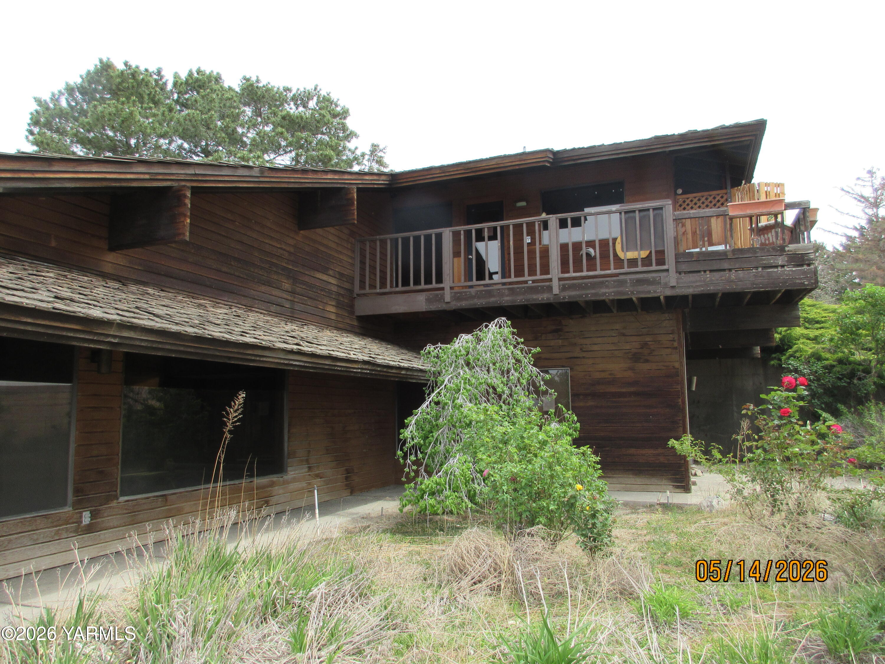 1303 Nightingale Road Wapato, WA 98951 - Photo 23 of 26 a front view of a house with garden
