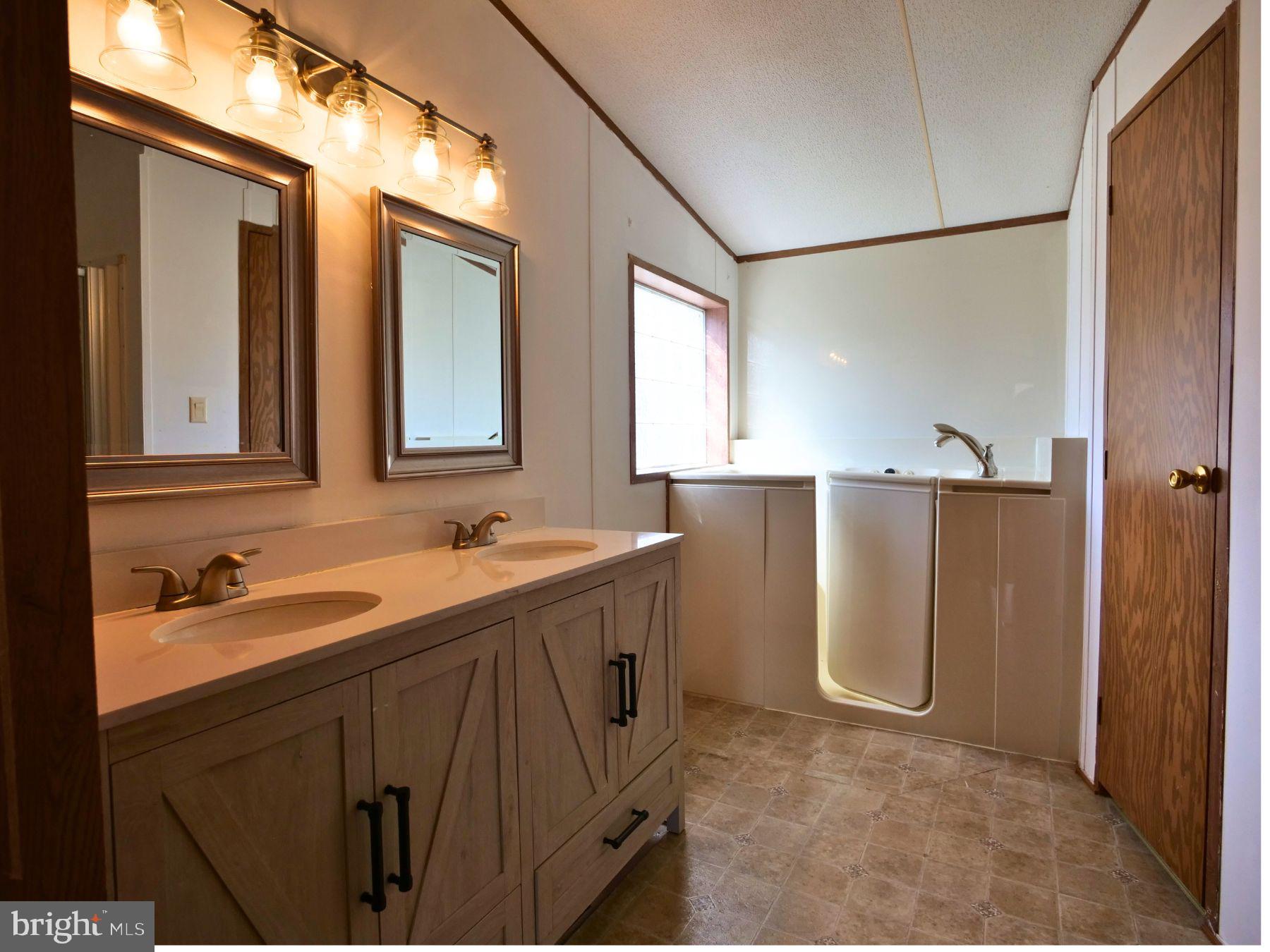 31 Terrace Drive Spring City, PA 19475 - Photo 15 of 20 ensuite bathroom