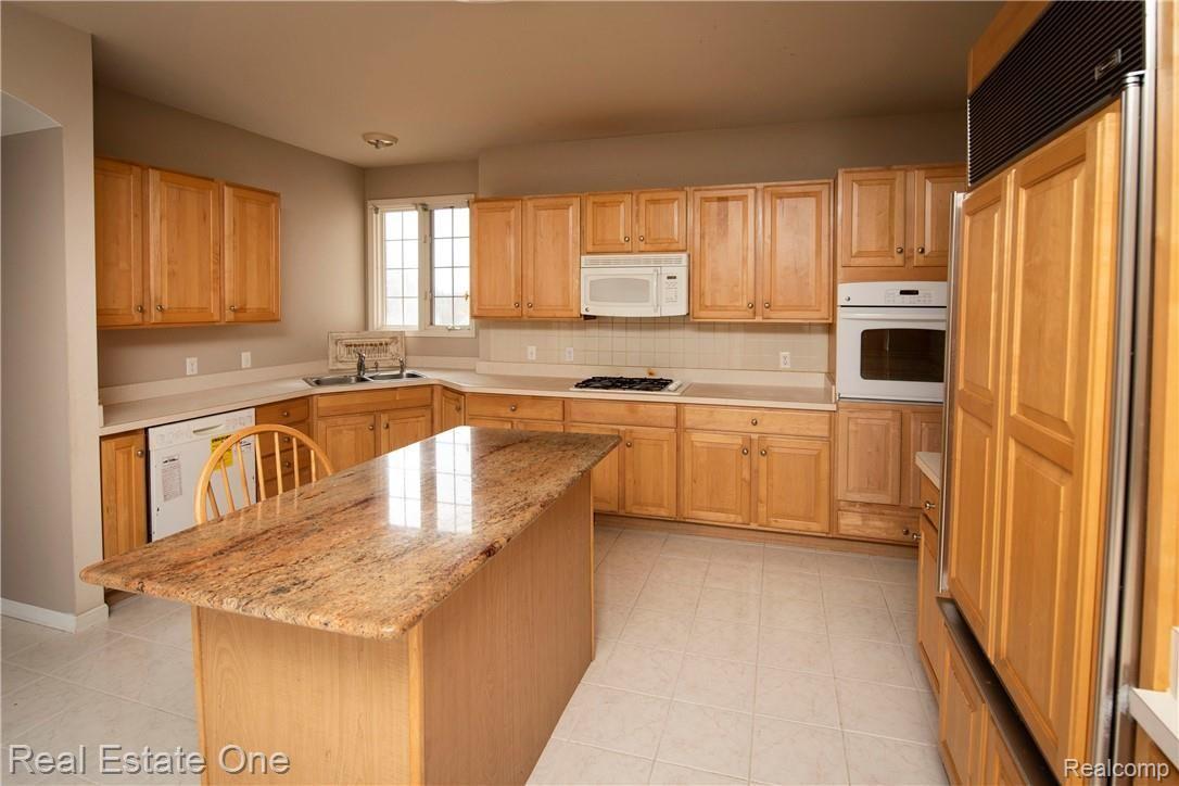 1305 Kentfield Drive Rochester, MI 48307 - Photo 9 of 38 CKR_1305Kirkfield_6635.jpg