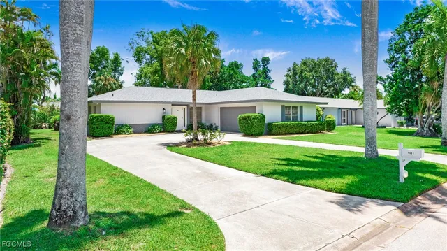 a view of house with a yard