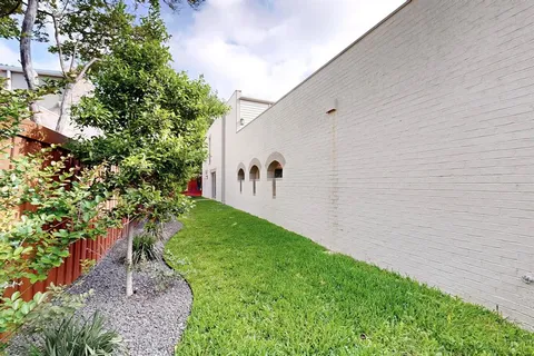 a view of a back yard
