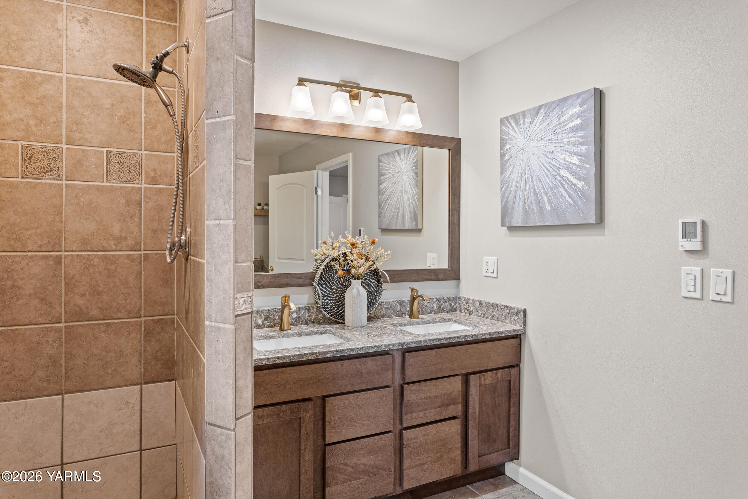 2121 Pleasant Hill Road Selah, WA 98942 - Photo 23 of 38 a bathroom with a sink and a mirror