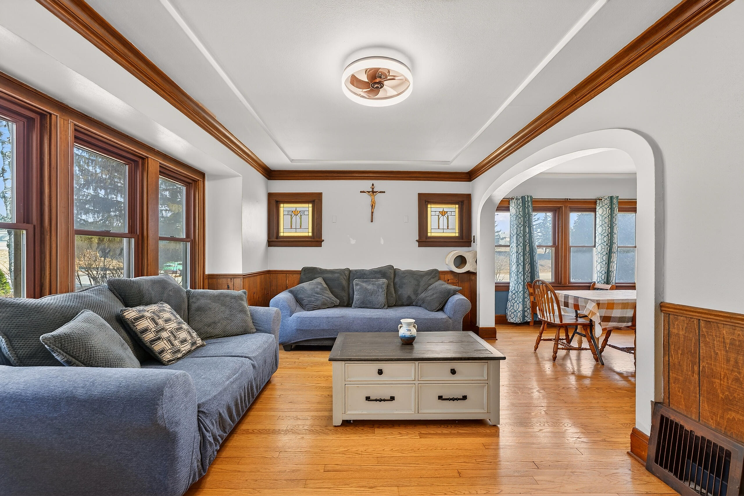 333 West Bender Road Glendale, WI 53217 - Photo 5 of 44 Living Room