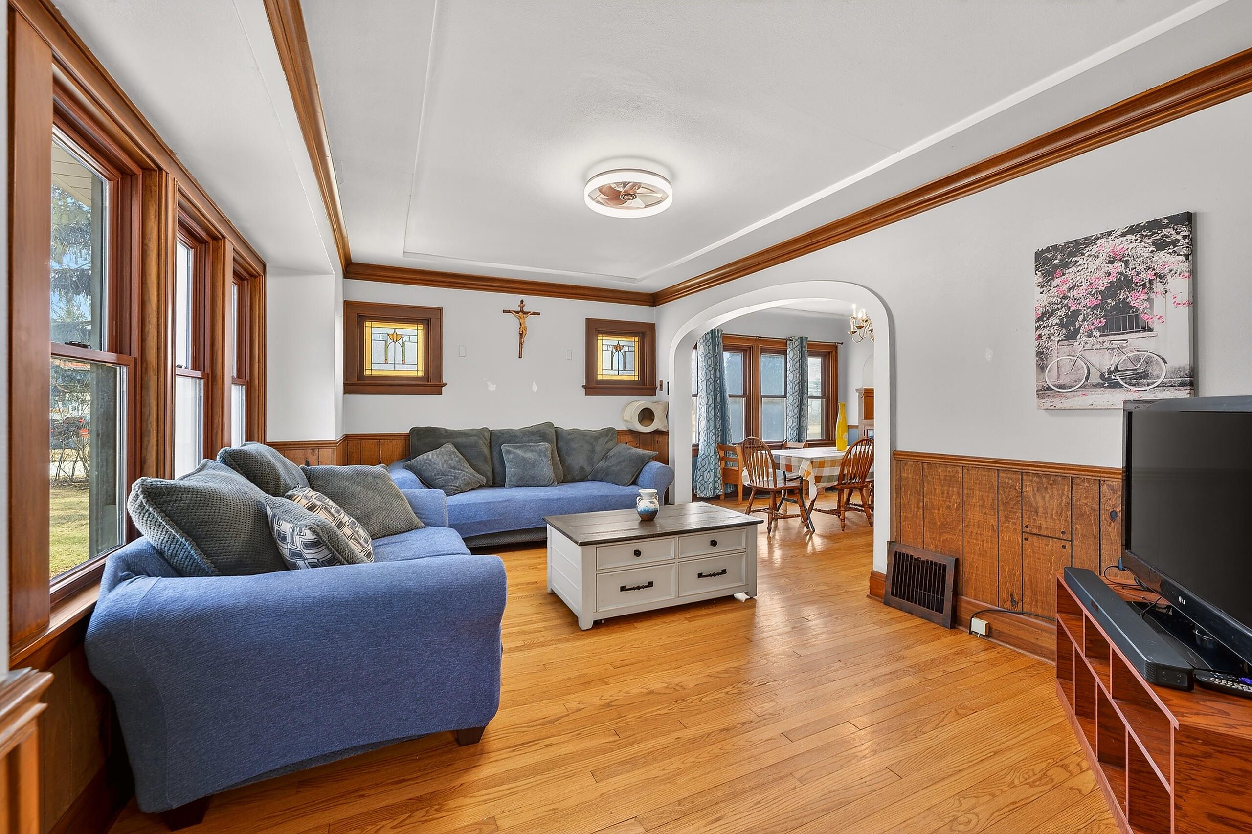 333 West Bender Road Glendale, WI 53217 - Photo 6 of 44 Living Room