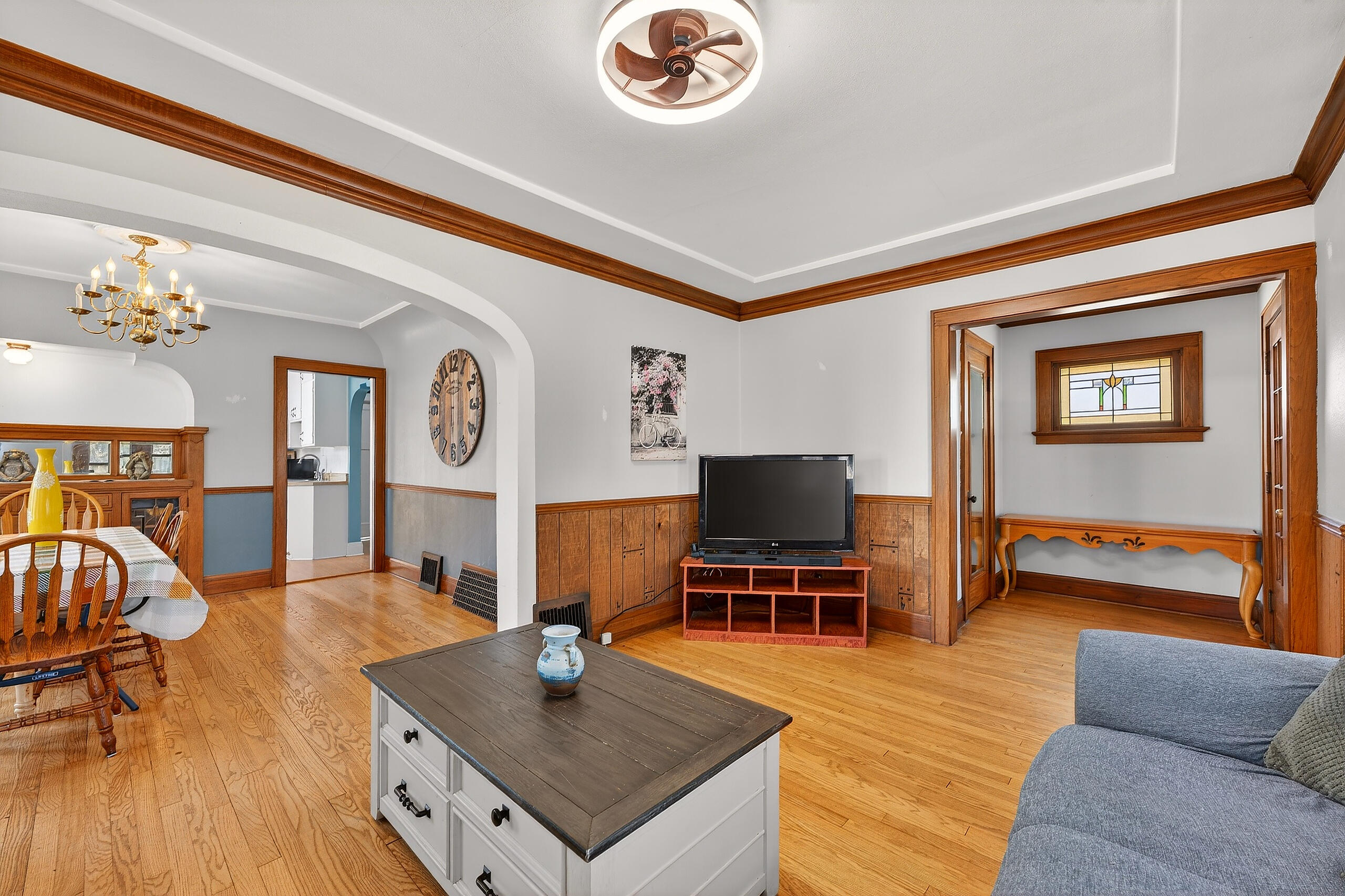 333 West Bender Road Glendale, WI 53217 - Photo 7 of 44 Living Room