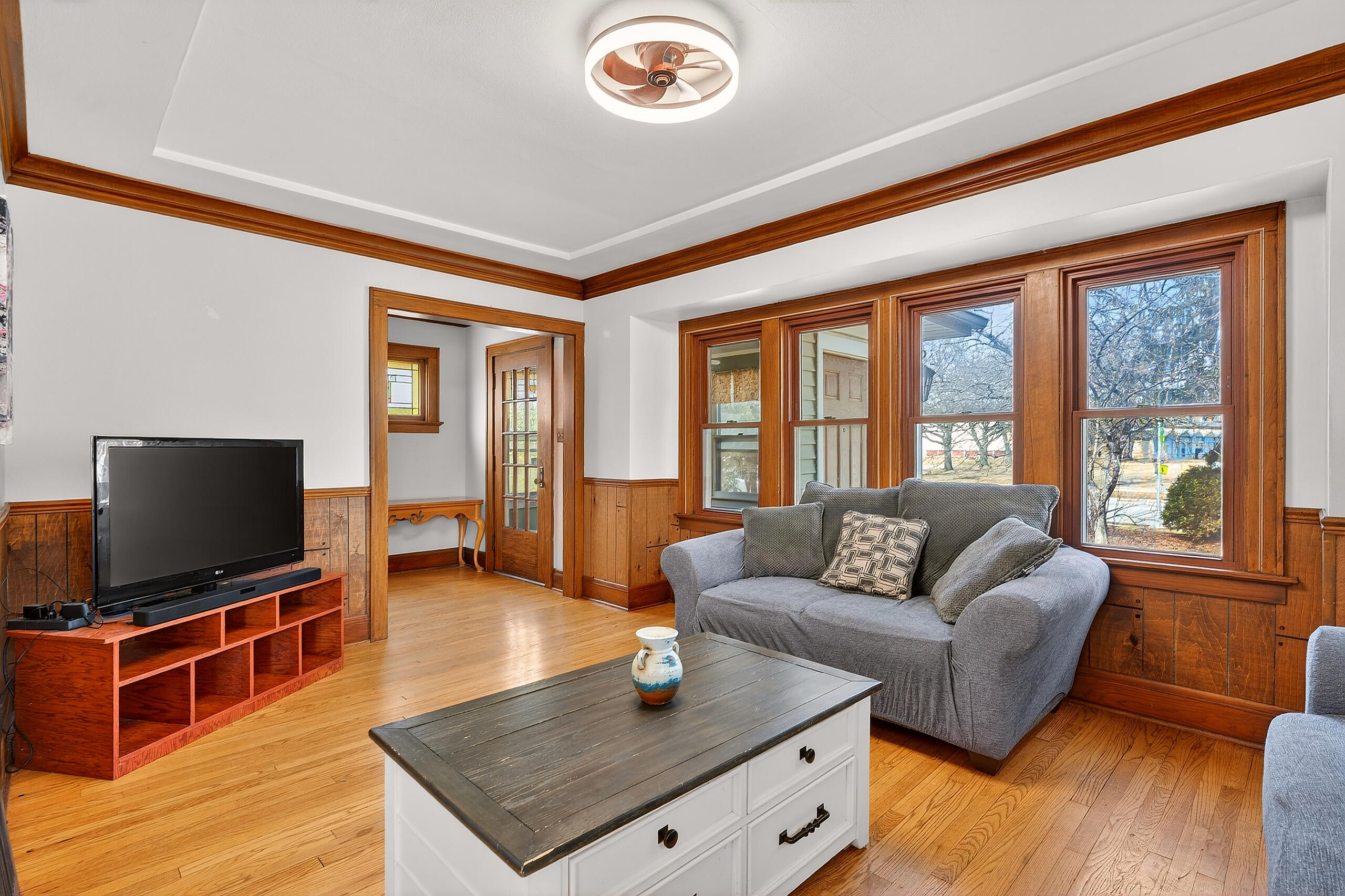 333 West Bender Road Glendale, WI 53217 - Photo 8 of 44 Living Room