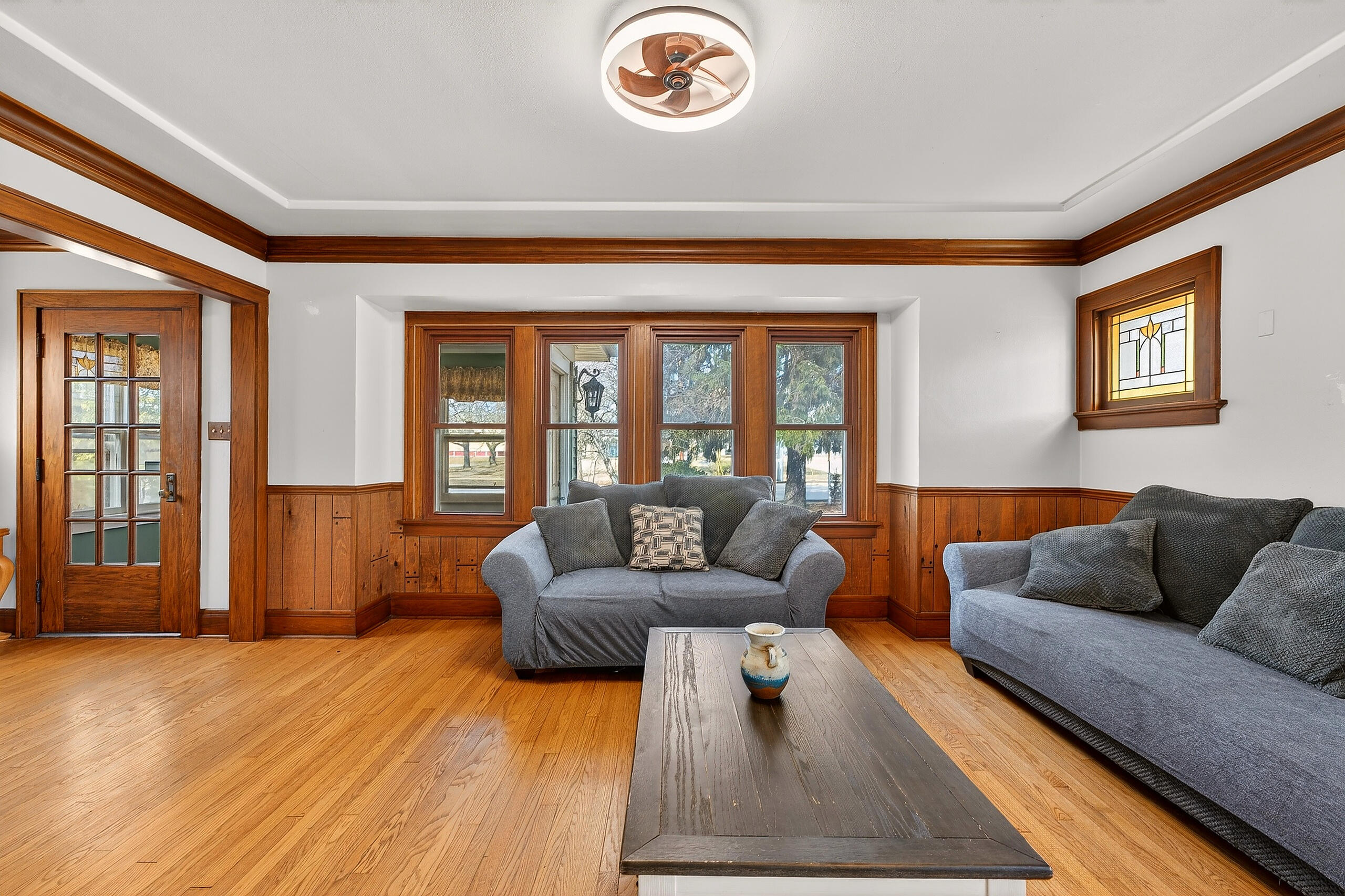 333 West Bender Road Glendale, WI 53217 - Photo 9 of 44 Living Room