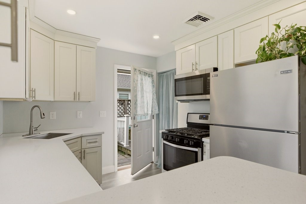6 Woolsey Road, Unit A Middletown, RI 02842 - Photo 6 of 20