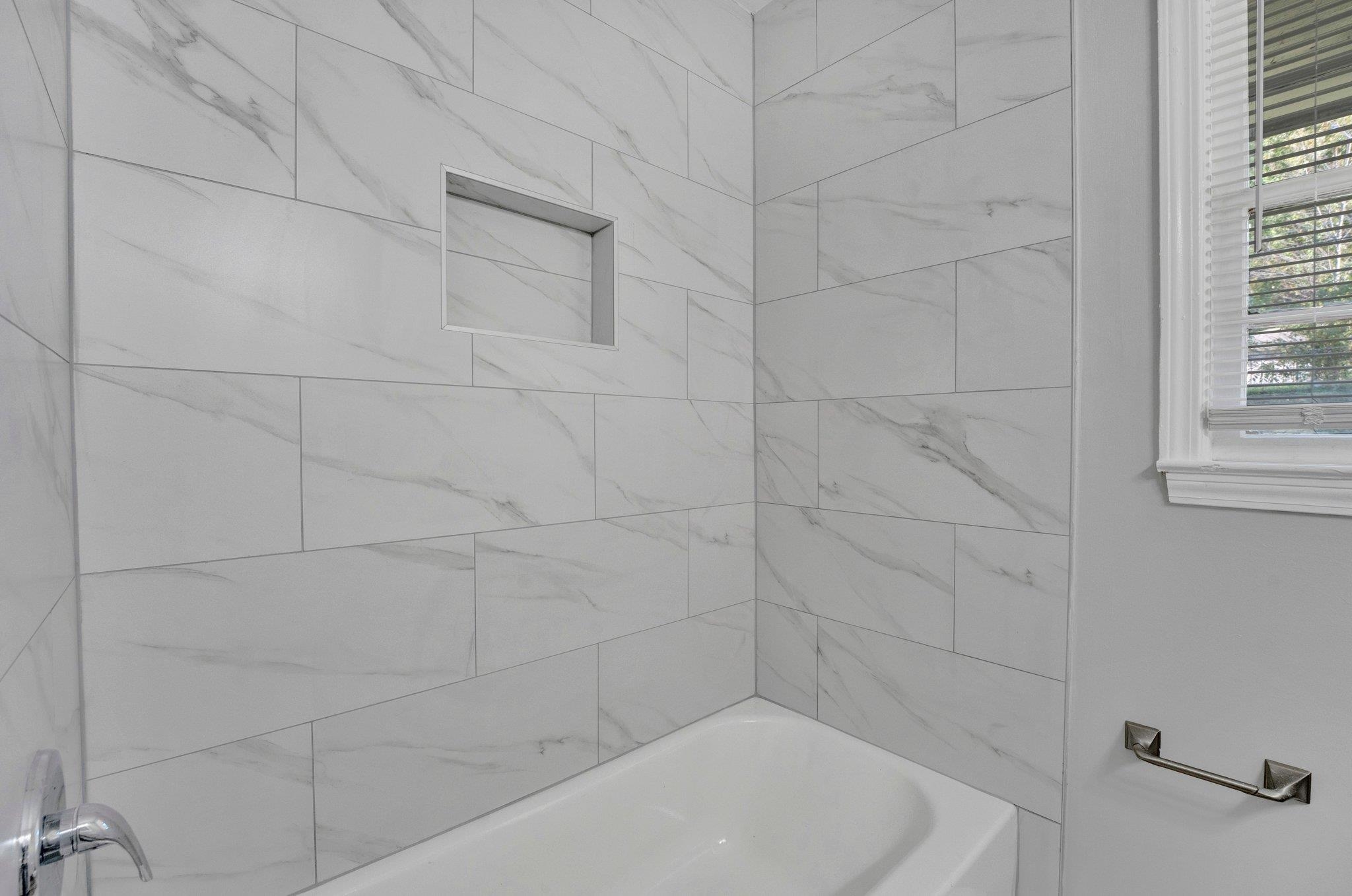 4382 Ruth Drive Memphis, TN 38109 - Photo 22 of 32 Bathroom with tiled shower / bath