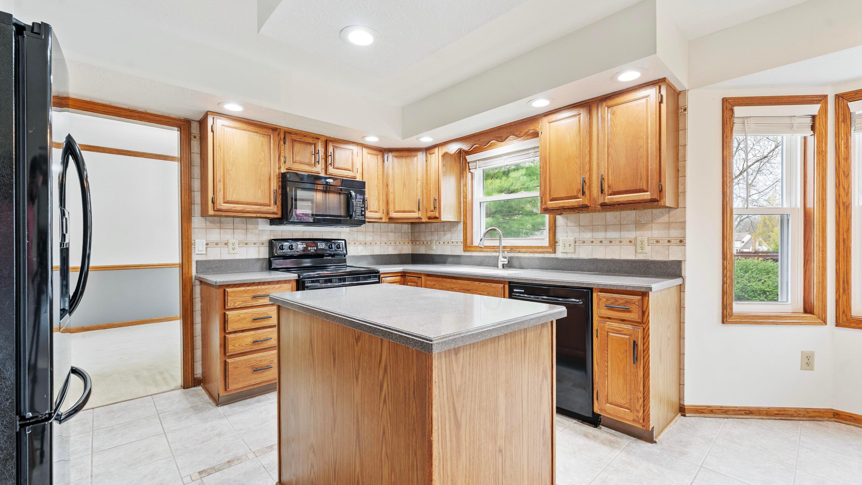 1099 Riva Ridge Boulevard Columbus, OH 43230 - Photo 8 of 55 Kitchen2