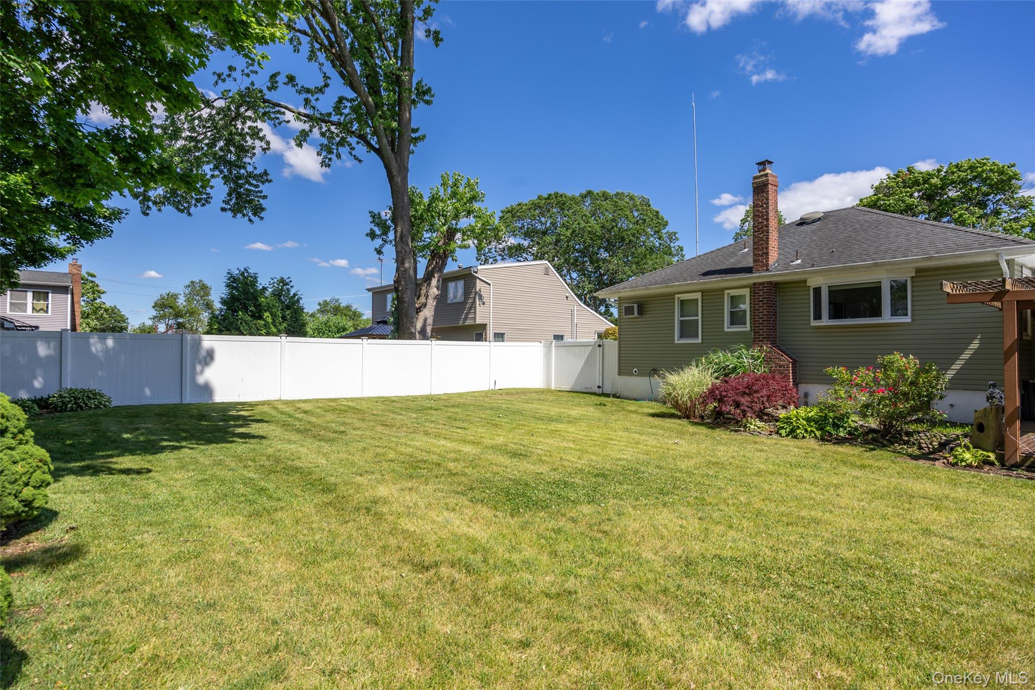 95 Laurel Road Lindenhurst, NY 11757 - Photo 22 of 28