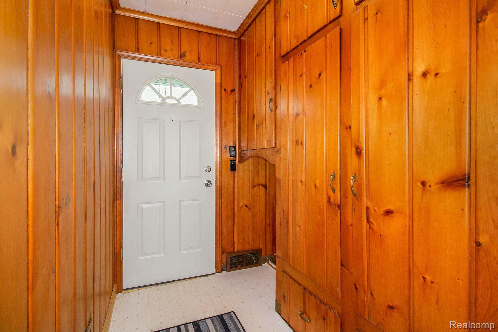 1408 South Vassar Road Burton, MI 48509 - Photo 10 of 25 IMG_8355.jpg