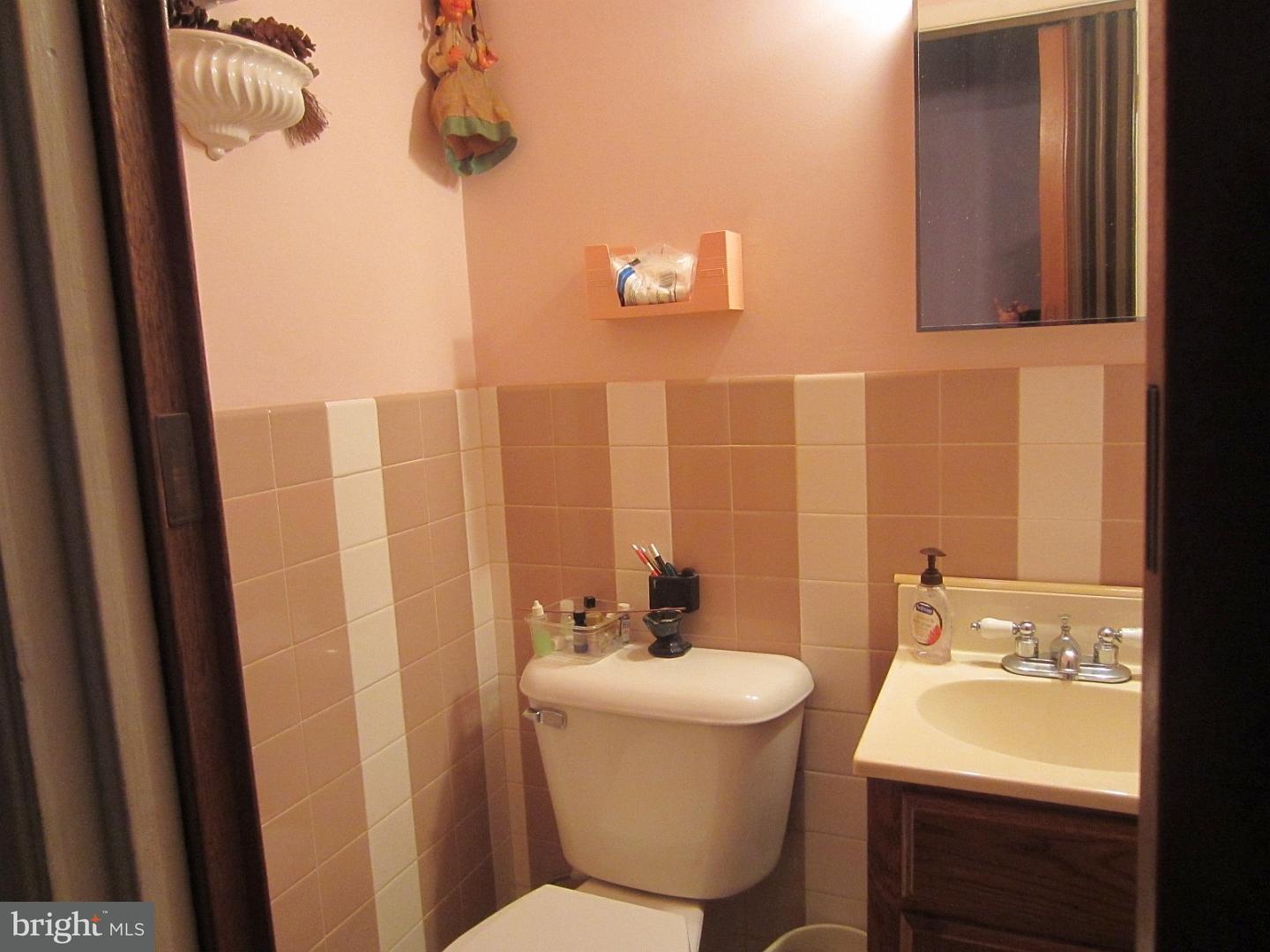 1061 Vernon Road Philadelphia, PA 19150 - Photo 3 of 12 Gallery Image 3