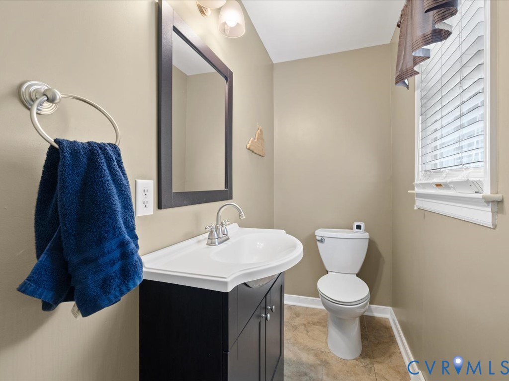 10121 Hickory Road Petersburg, VA 23803 - Photo 8 of 18 Half Bath en suite