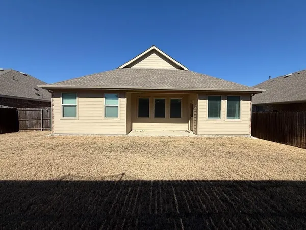 a view of a house with backyard