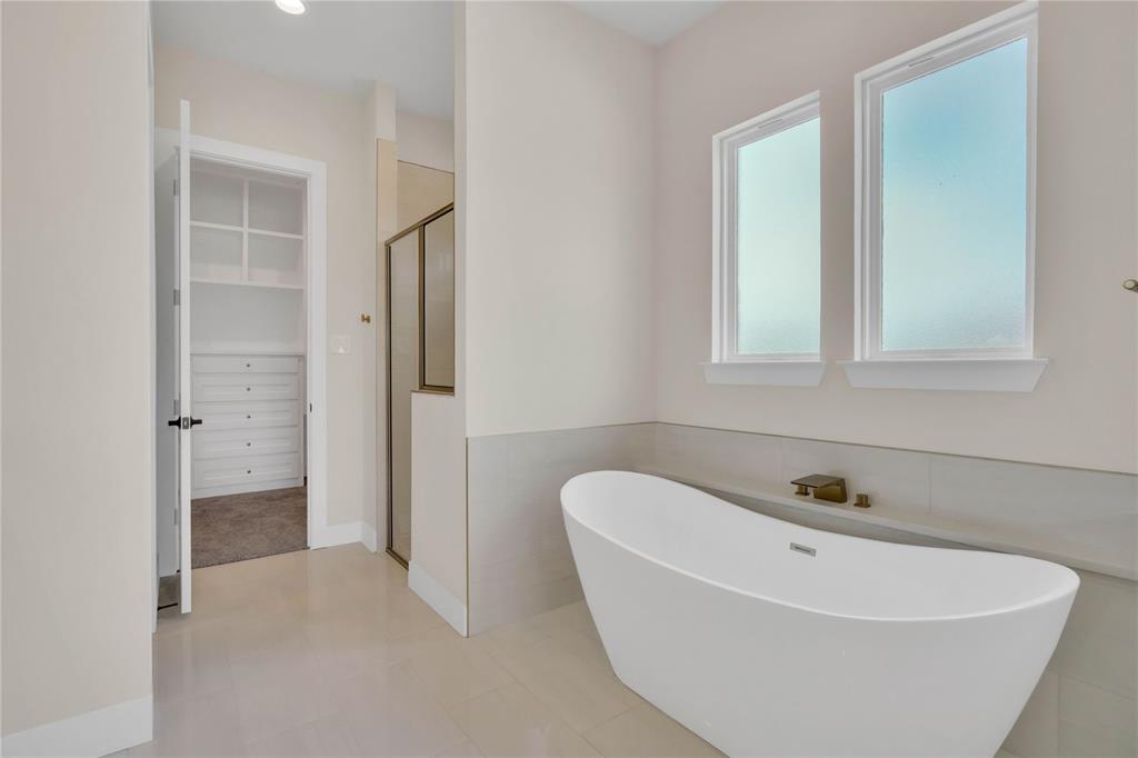 1028 Henry Way Springtown, TX 76082 - Photo 17 of 40 a white bath tub sitting in a bathroom