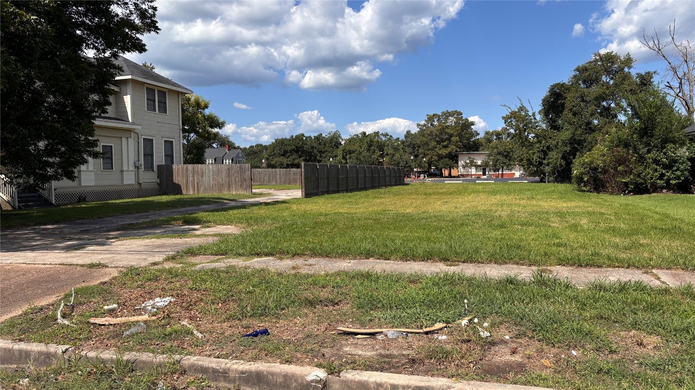 2344 Broadway Beaumont, TX 77702 - Photo 2 of 6